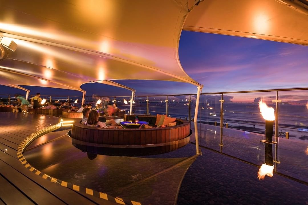 10 Bar and Cafe Rooftop di Bali Paling Asyik dan Memukau