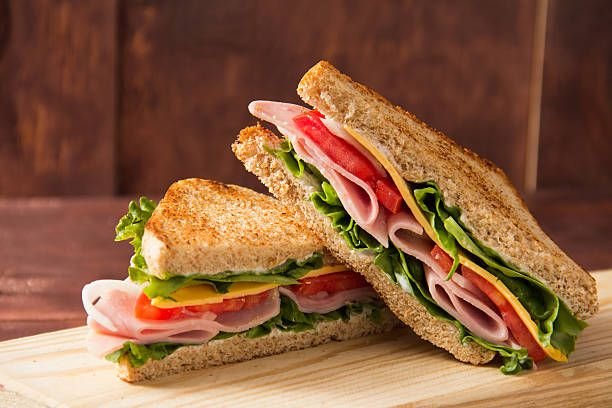 Asal-Usul Sandwich: Roti Lapis dari Inggris yang Mendunia