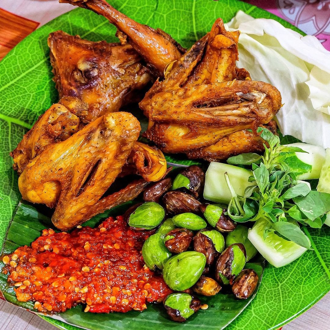 10 Tempat Makan Ayam Goreng Enak di Semarang