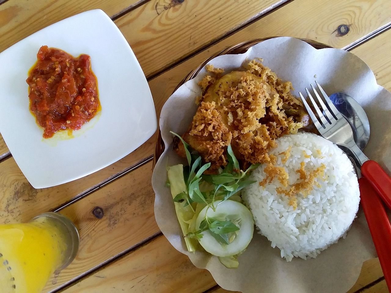 10 Ayam Goreng Enak di Surabaya yang Sambalnya Mantap Banget