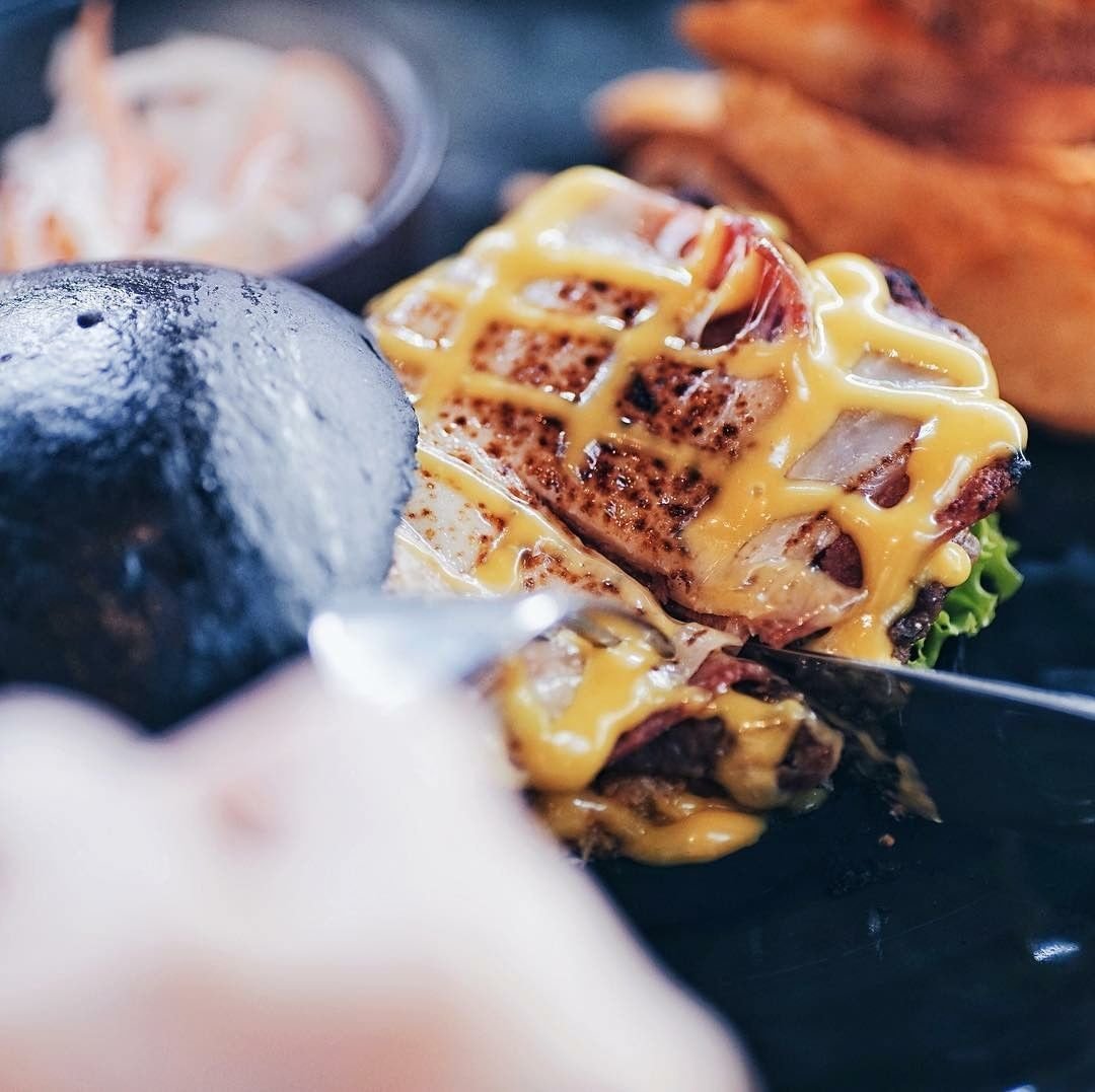 7 Burger Unik di Jakarta yang Warnanya Hitam
