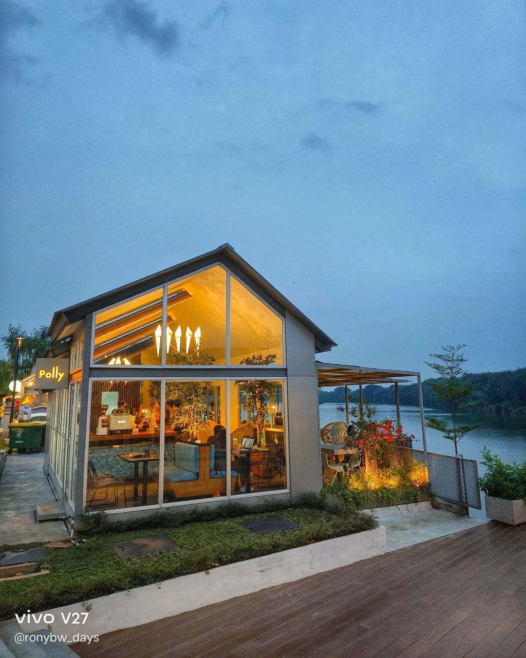 cafe-view-danau-di-jakarta-05