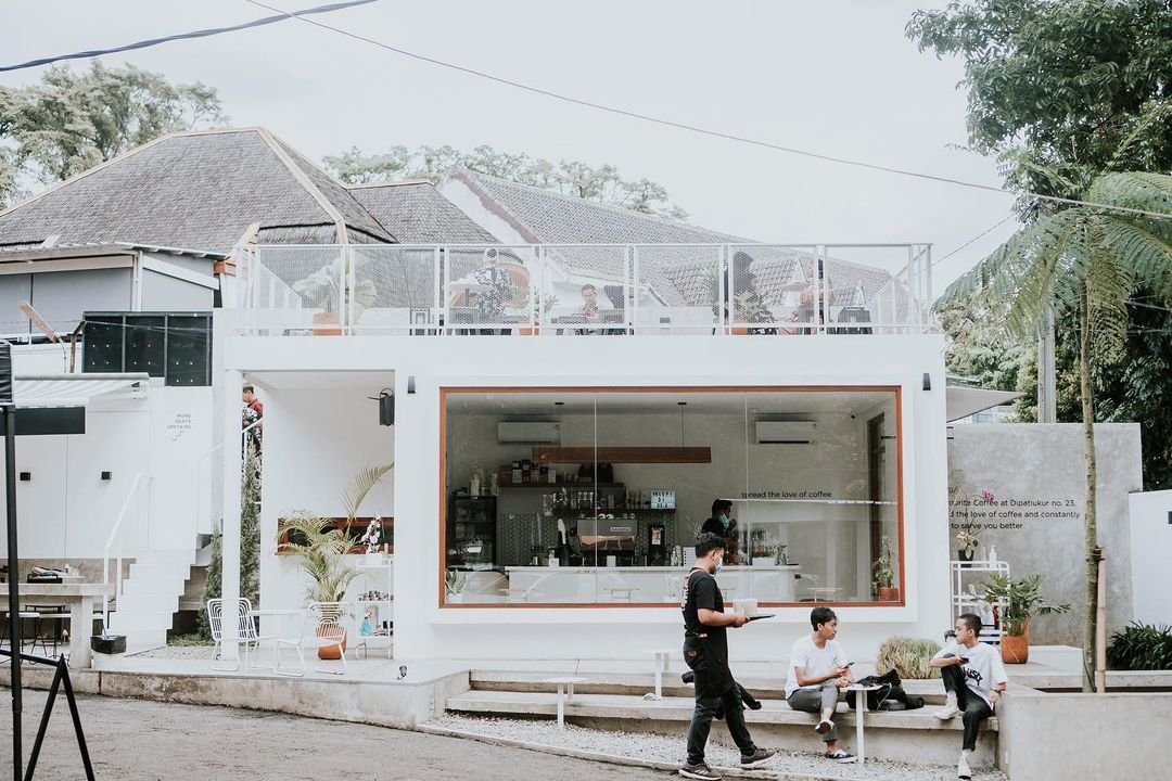 10 Cafe Outdoor di Bandung yang Cozy Abis buat Hangout