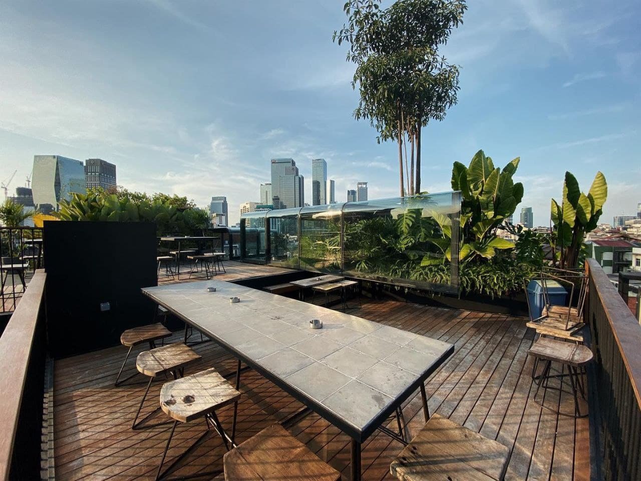 10 Cafe Rooftop di Kuningan dengan City View yang Ciamik