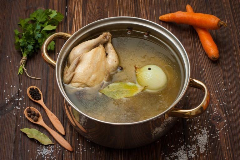 5 Tips Membuat Kaldu Ayam Homemade yang Gak Amis