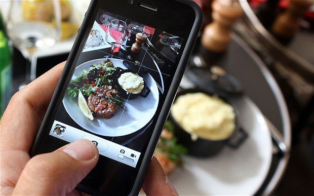 Hobi Foto Makanan dengan Smartphone? Ini 5 Rahasia Membuat Foto Makin Lezat