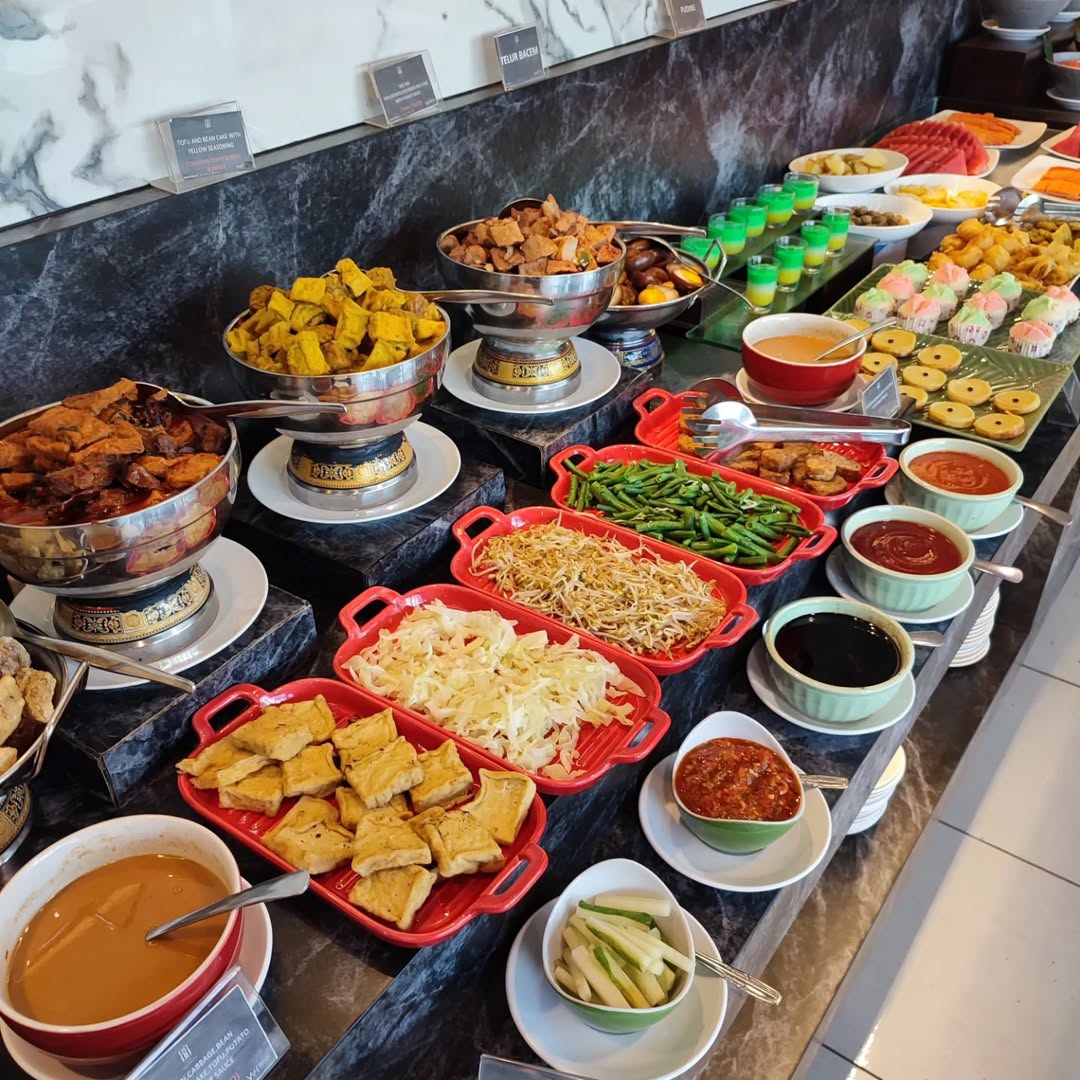 10 Iftar Buffet Hotel Surabaya 2025 untuk Buka Puasa