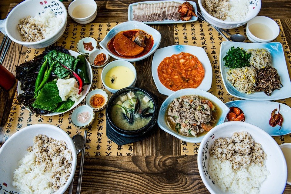 Belajar Etika Makan di Korea Selatan. KPopers Wajib Tahu