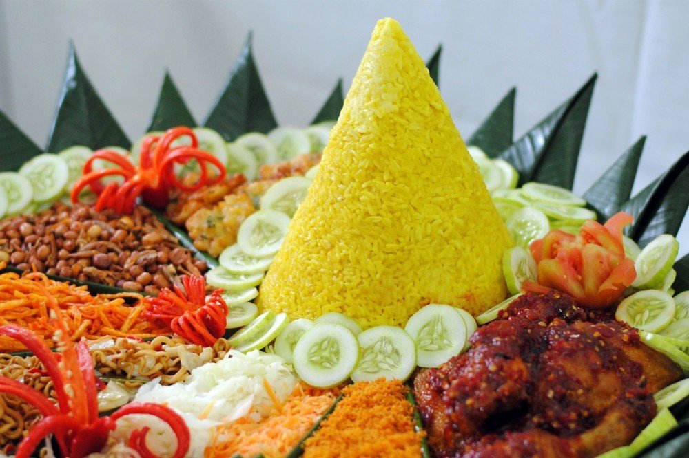 Makna dan Filosofi Nasi Kuning dalam Tradisi Nusantara