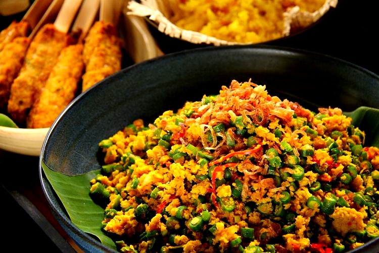 10 Nasi Lawar Bali yang Paling Khas dan Nendang Enaknya