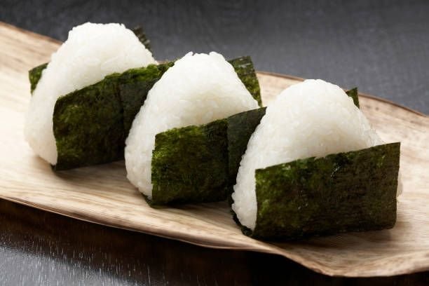 Onigiri: Nasi Kepal Ala Jepang yang Mendunia