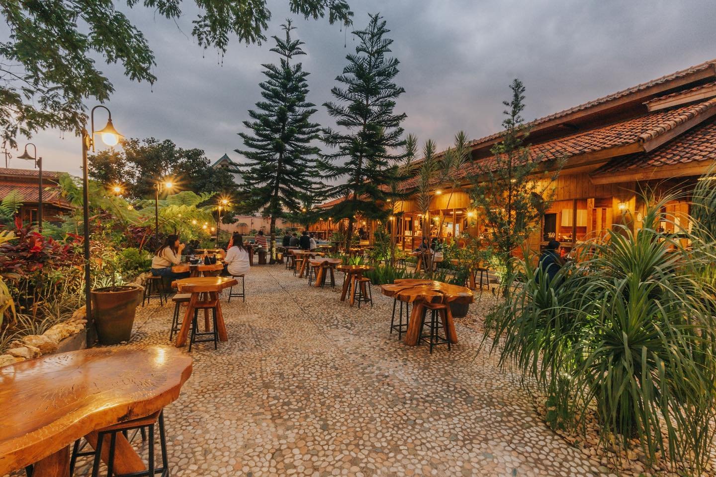 10 Tempat Makan Outdoor di Bandung Paling Semilir