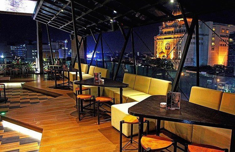 10 Restoran Rooftop di Surabaya Paling Kece dan Romantis