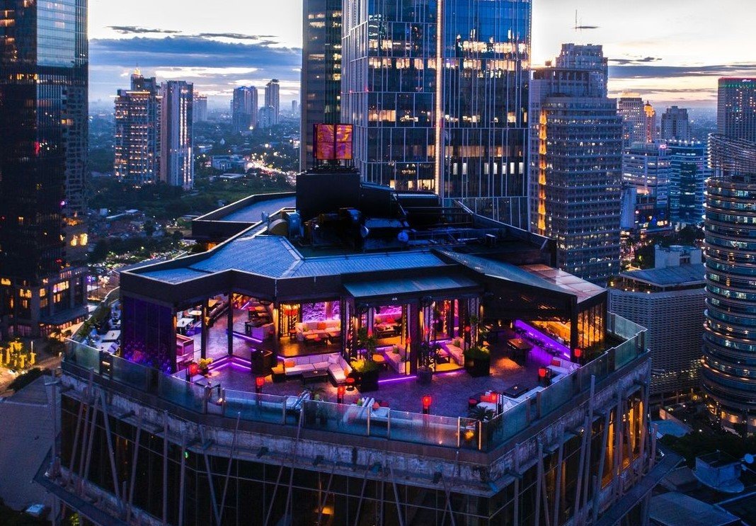 10 Rooftop Bar di Jakarta dengan City View Terbaik