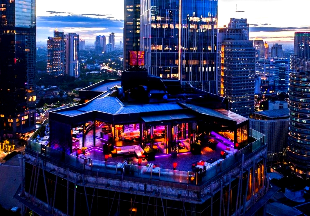 10 Rooftop Bar di Jakarta dengan City View Terbaik