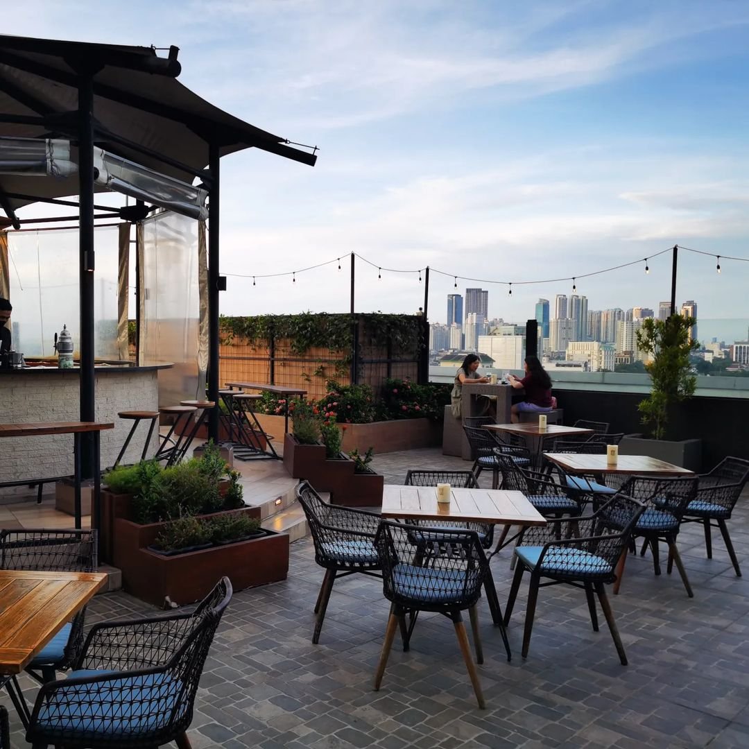 10 Rooftop Cafe Jakarta Barat, Asik Banget Buat Nyantai