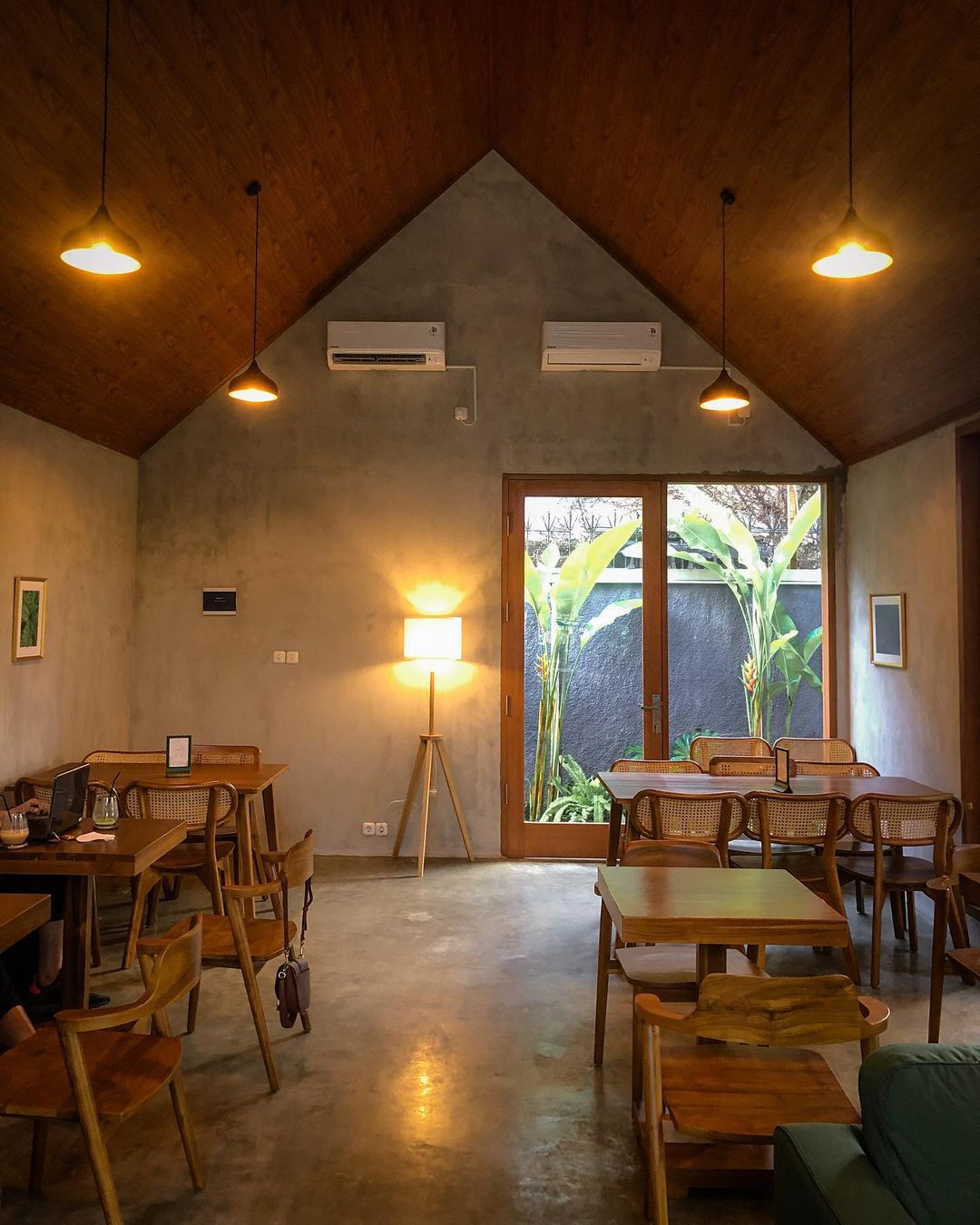 rustic-cafe-jakarta-10