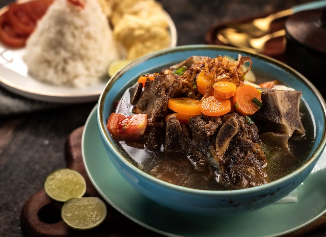 10 Tempat Makan Sop Buntut Enak di Jakarta. Bikin Laper!