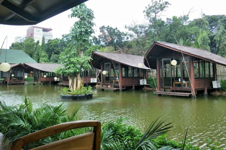 10 Tempat Makan Nuansa Alam di Jakarta. Kayak Lagi Liburan!