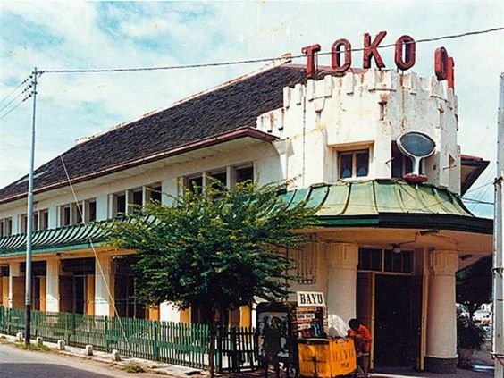 Nostalgia Kuliner Masa Kolonial di Toko Oen Semarang
