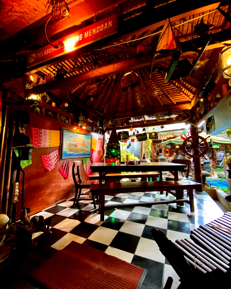 6 Warung Unik Jakarta yang Bikin Penasaran, Idenya Kreatif!